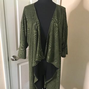 LuLaroe Gorgeous Shirley Large Like New🌺